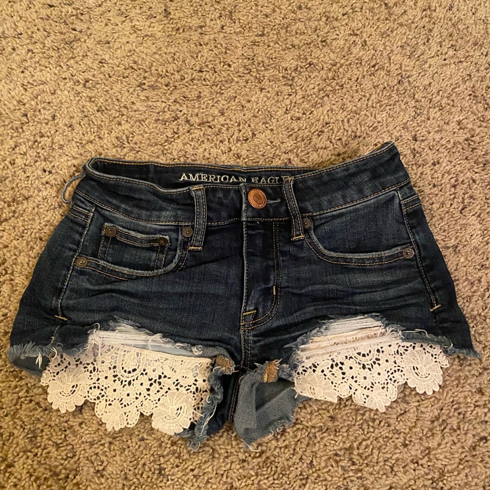 dark blue american eagle jean shorts with while lace